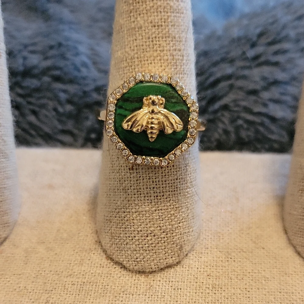 Elegant Green and Gold Bee Ring Awaken Ring Size 8 - Picture 1 of 3